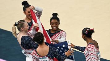 Simone Biles conduce a EEUU al oro por equipos en gimnasia en París 2024