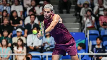 Carlos Alcaraz debuta en el torneo de Tokio con triunfo y un susto en el tobillo