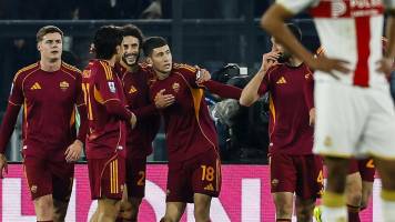 Roma no pierde pisada a los líderes tras hundir más al Genoa en la Serie A