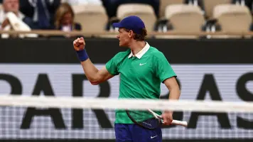 Jannik Sinner somete a Bublik y avanza a ‘semis’ de Roland Garros sin ceder un set