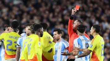 Argentina evita la derrota ante Colombia con empate en un final caliente
