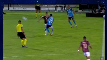 Video: Matías Abisab vio la roja en Blooming por una tremenda patada