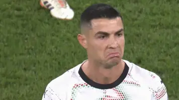 Video: Cristiano vio la tarjeta roja por tremendo codazo a jugador de Irlanda