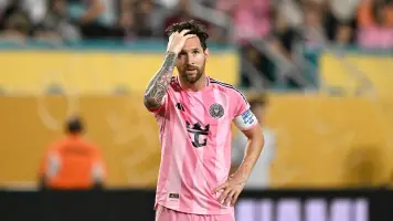 Video: Lionel Messi no ocultó su bronca al intentar agredir a jugador de Al-Ahly 