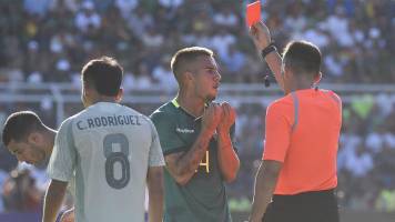 Mira la expulsión de Robson Matheus tras una barrida en un balón dividido