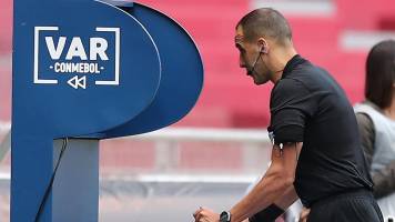 Conmebol implementa anuncio en vivo de decisiones arbitrales tras revisión en el VAR