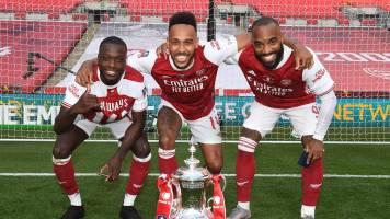 Exjugador de Arsenal confirma relación y planea casarse con actriz de cine para adultos