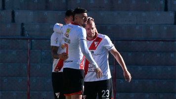 Always golea a Universitario y se afianza como único líder del torneo