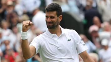 Djokovic avanza a cuartos de final en Wimbledon y sigue con hambre de títulos 