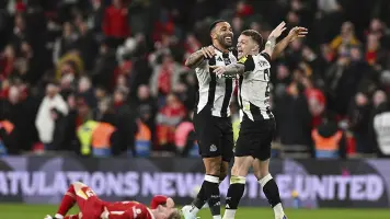 Newcastle gana la Copa de la Liga inglesa al vencer 2-1 al Liverpool