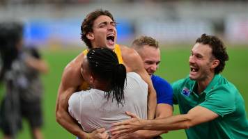 Duplantis logra su tercer oro y logra nuevo récord en el Mundial de Atletismo