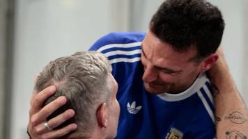 Video: El emotivo reencuentro Lionel Scaloni y Martín Palermo antes del debut de Argentina