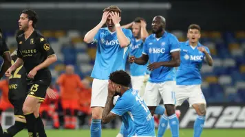 Napoli mantiene el liderato en Italia pese al empate con Genoa