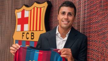 Barcelona hace oficial el fichaje de Rodri Hernández hasta la temporada 2030