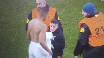 Video: La reacción de Mbappé con un niño que ingresó a pedirle su camiseta 