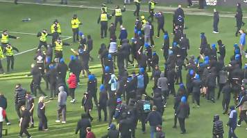 Video: clásico del fútbol escocés acaba en una batalla campal entre hinchas