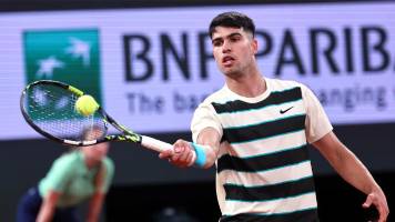 Carlos Alcaraz cede un set ante Marozsan, pero avanza en Roland Garros