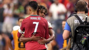 El emotivo abrazo entre Lamine y Cristiano tras el último baile del ‘Comandante’