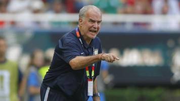 “Es una despedida dolorosa”, dice Bielsa tras confirmar su salida de Uruguay