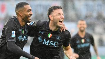 Napoli se impone a Lazio y se mantiene a la caza del Milan en el fútbol italiano