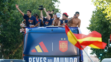 Los campeones del mundo recorren las calles de Madrid abarrotadas de hinchas