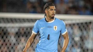 Araujo sufre “molestia muscular” a días del debut de Uruguay en el Mundial