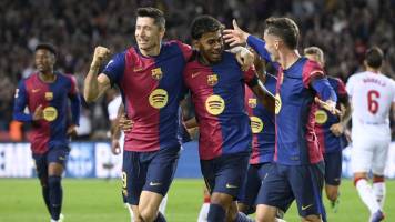 Barcelona aplasta al Sevilla y llega al clásico por delante del Real Madrid