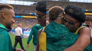 El emotivo encuentro entre Ronaldinho Gaúcho y Neymar en la previa al duelo de Brasil