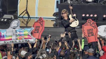 Green Day encendió el inicio del Super Bowl con un breve show de sus éxitos