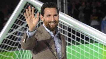 Leo Messi celebra el premio Princesa de Asturias con niños y junto a Santi Cazorla