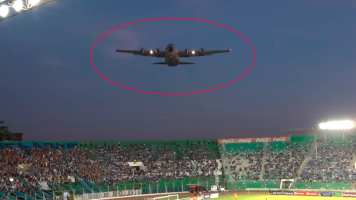 ¡Susto en el Tahuichi! Un avión Hércules voló cerca del estadio y aterró a hinchas de Blooming 