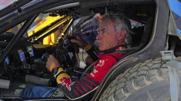 El español Carlos Sainz, vigente campeón en coches, abandona el Dakar-2025