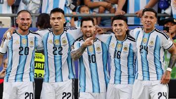 Argentina inicia la defensa de su título con goleada ante Argelia y un hat-trick de Messi