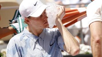 “Nadie es un robot”, dice Jannik Sinner tras quedar eliminado en Roland Garros
