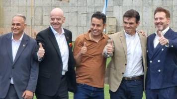 Presidente de FIFA felicita a Rodrigo Paz y Edmand Lara por su triunfo en balotaje