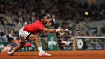 Novak Djokovic elimina al francés Moutet en segunda ronda de Roland Garros