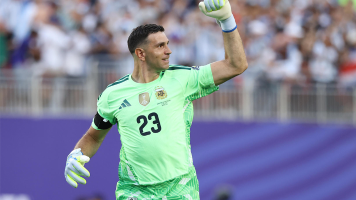 ‘Dibu’ Martínez supera a Fillol como el portero argentino con más presencias en mundiales