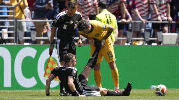 Video: Árbitro sufre un calambre en pleno partido entre EEUU y Australia