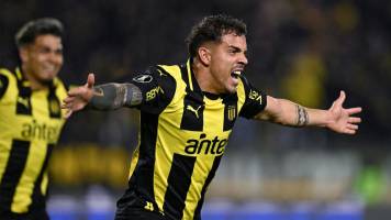Peñarol vence a Racing en intenso duelo de ida en octavos de la Libertadores