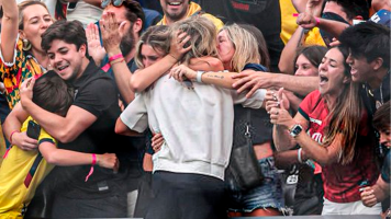 La emotiva celebración de Beccacece con su familia tras vencer a Alemania