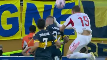 Video: Tremenda patada en la cabeza que dio Belotti a jugador de Boca Juniors