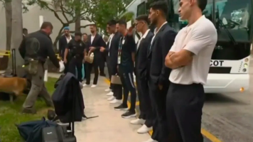 Video: Uruguay fue recibido en Miami con un perro policía