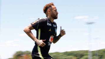 Neymar vuelve a las prácticas con Brasil, pero aún es duda para la primera fase