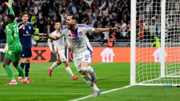 Lyon evita el triunfo del Manchester United con gol en el epílogo del partido 