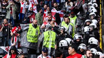 Video: Hinchas de Turquía y Georgia protagonizaron una pelea campal en pleno estadio