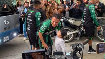 Tras ser criticados, jugadores de la Verde acceden a saludar y compartir con niños