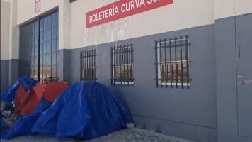 Personas acampan en busca de entradas para el duelo entre Bolivia y Brasil