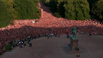 Miles de hinchas noruegos ofrecen un gran recibimiento triunfal a los ‘Vikingos Rojos’