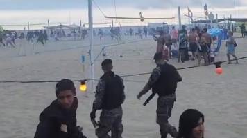 Videos: Hinchas de Fluminense atacan a los de Boca en la playa de Copacabana 