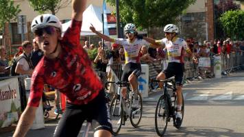 Video: Dos ciclistas festejaron antes de tiempo y quedaron “en ridículo” en una carrera en Francia